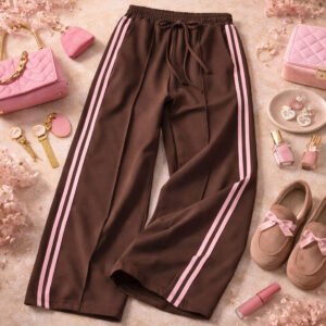 Sporty chic outfit met choco brown broek en roze zijstrepen, casual pantalon look – By Jeanny