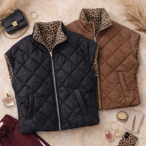 Tweezijdige bodywarmers in zwart en bruin, panterprint gedragen over outfit, laagjes look – By Jeanny