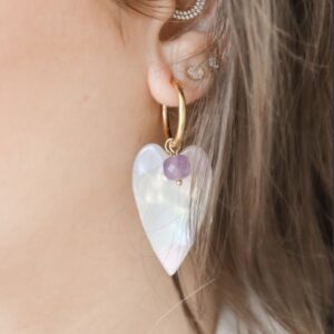 Ontdek de collectie handgemaakte oorbellen van By Jeanny: stijlvol, uniek en met zorg samengesteld. Iedere oorbel heeft een eigen uitstraling en geeft Uw look net dat beetje extra karakter. Van subtiele elegantie tot een opvallend fashion statement, onze handgemaakte oorbellen zijn perfect om Uw outfit compleet te maken. Bij By Jeanny draait het om details, uitstraling en een verfijnde finishing touch. Onze handgemaakte oorbellen zijn ideaal voor zowel een alledaagse look als een bijzondere gelegenheid. Combineer ze moeiteloos met Uw favoriete sieraden en creëer een vrouwelijke, trendy en persoonlijke stijl. Bent U op zoek naar iets bijzonders? Met handgemaakte oorbellen kiest U voor een exclusieve uitstraling en een accessoire dat met aandacht is gemaakt. Laat U inspireren door de collectie van By Jeanny en vind het perfecte paar dat past bij Uw stijl.