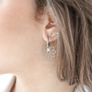 Close-up bloem hanger 2×2 cm en facetgeslepen maansteentje aan oorring 1,7 cm – handmade jewelry