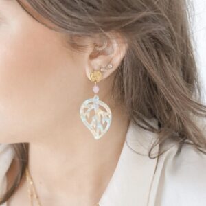 Close-up kunziet steen en open bladvorm acryl hanger aan statement oorbel – By Jeanny
