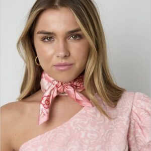 Satijnen By Jeanny sjaaltje 70x70 met pink bloemenprint en warme accenten – Summer Scarves Flower Daily Pink