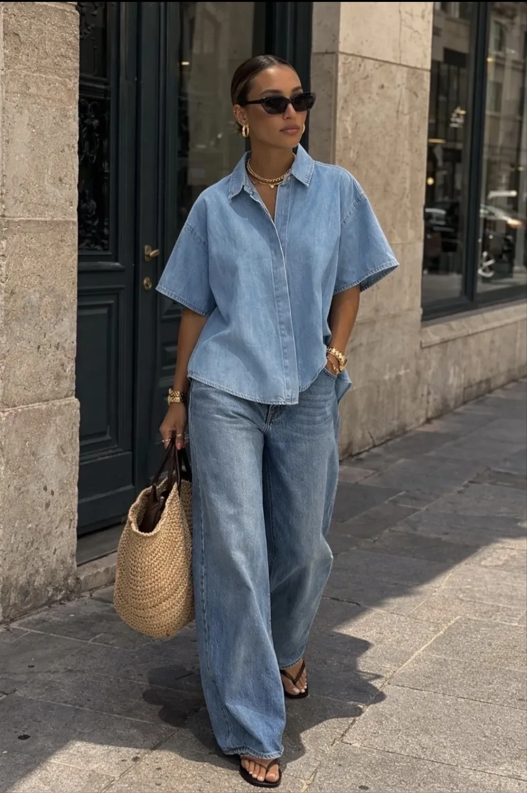 Oversized blauwe denim blouse met wijde mouwen en naaddetails, streetstyle look – By Jeanny