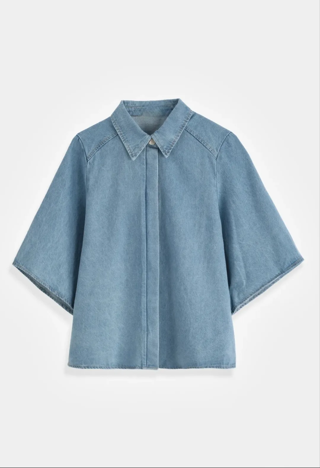Oversized blauwe denim blouse met wijde mouwen en naaddetails, streetstyle look – By Jeanny
