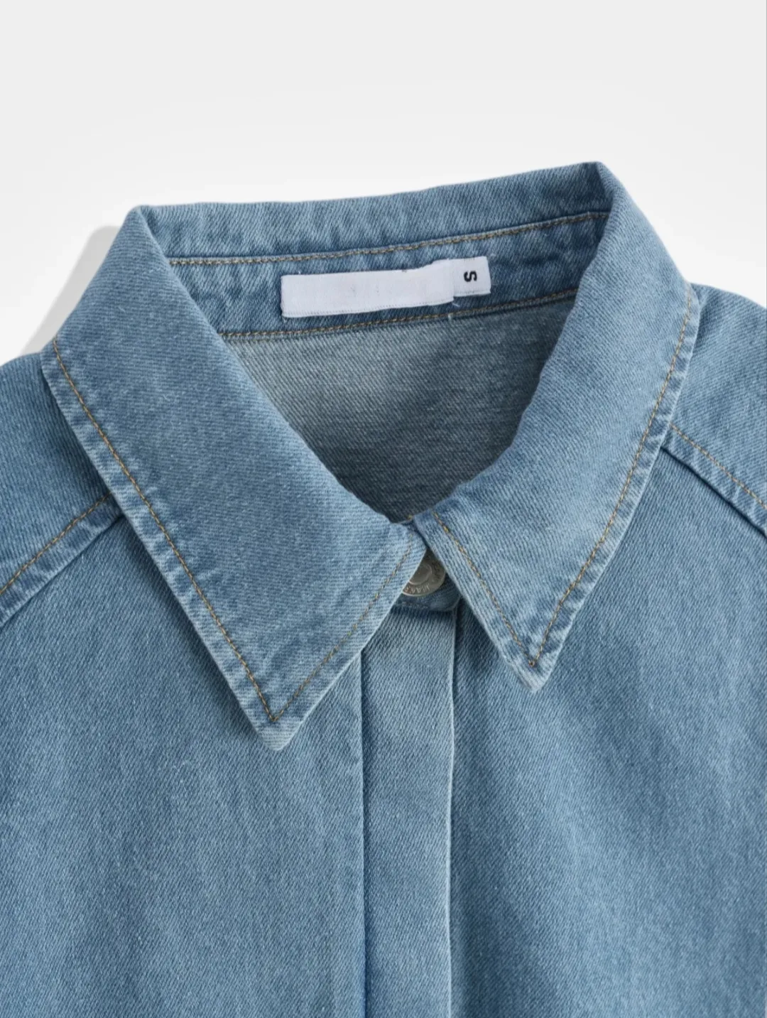 Oversized blauwe denim blouse met wijde mouwen en naaddetails, streetstyle look – By Jeanny