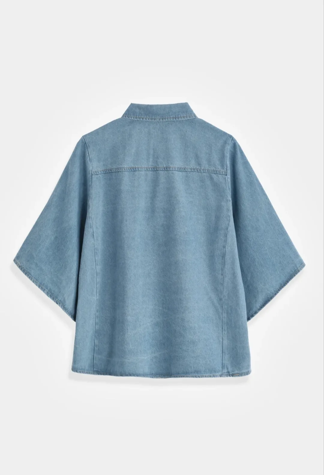 Oversized blauwe denim blouse met wijde mouwen en naaddetails, streetstyle look – By Jeanny