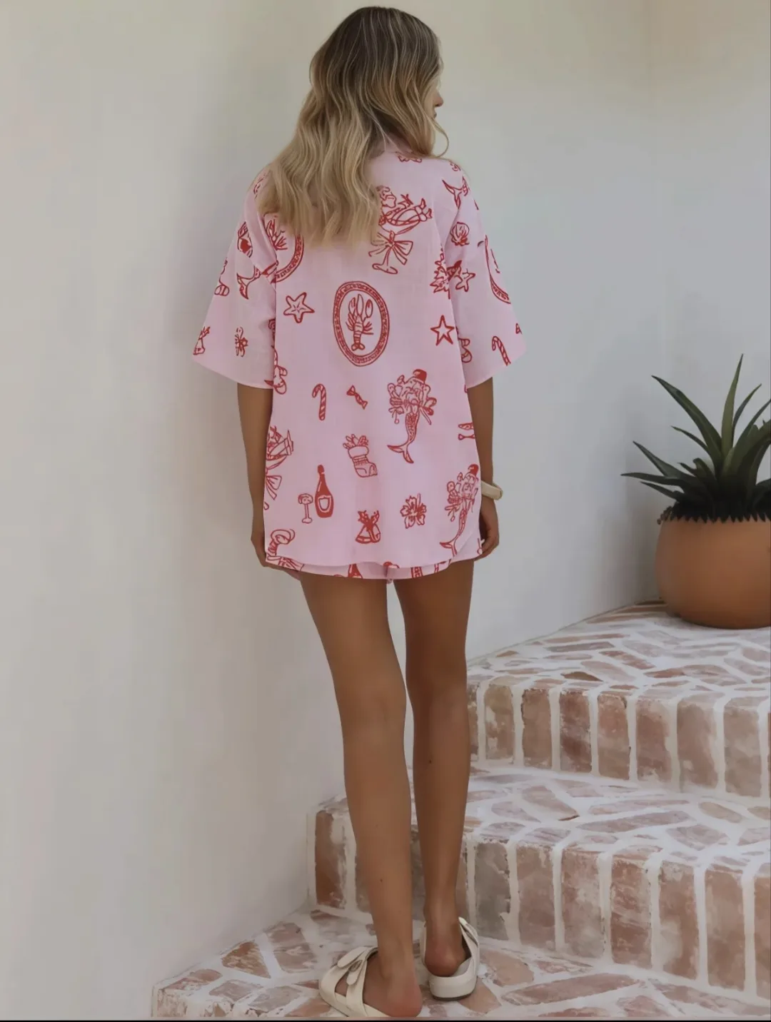 Roze co-ord set met oversized blouse en short met rode vakantieprint, casual zomerlook – By Jeanny