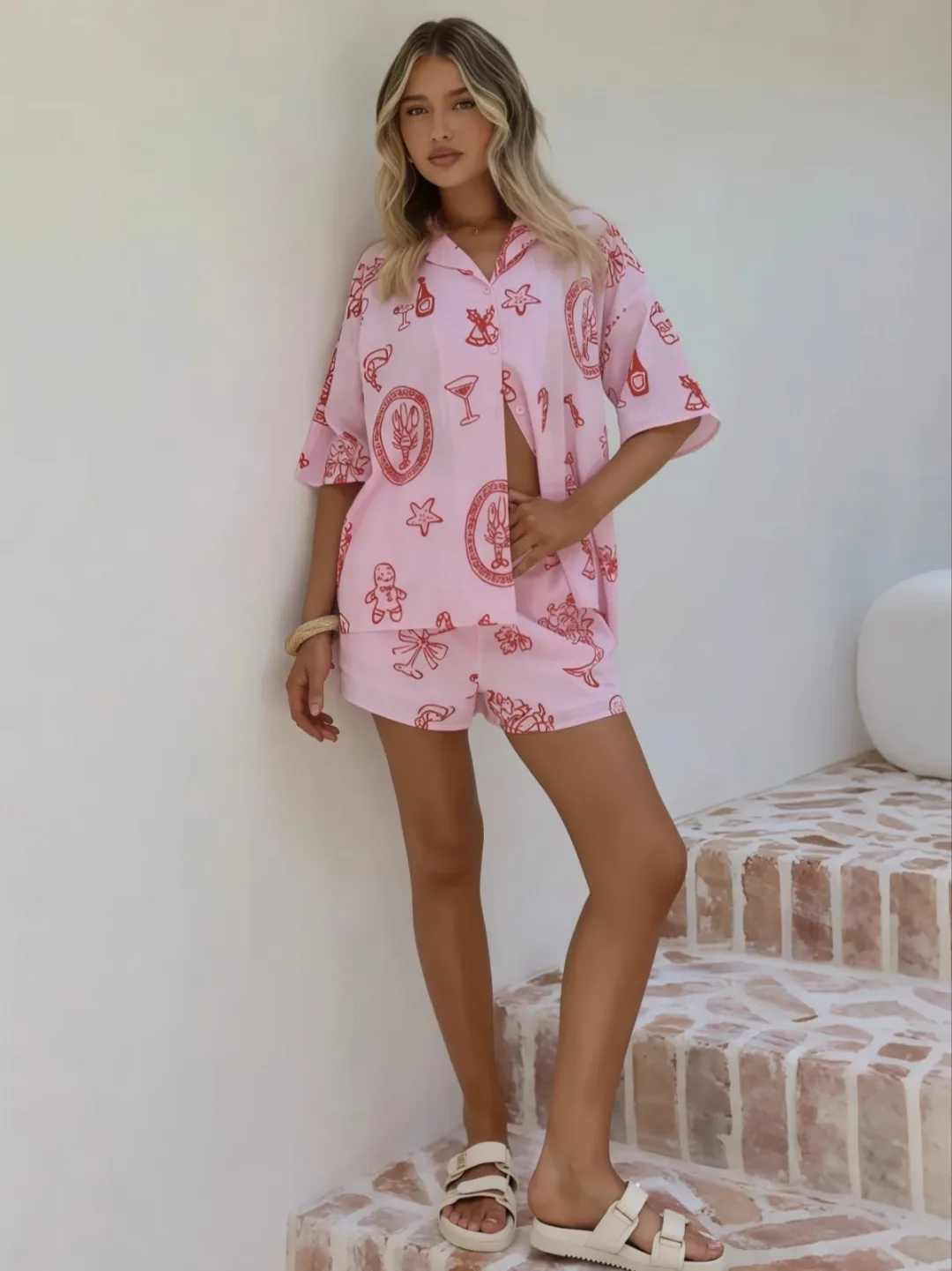 Roze co-ord set met oversized blouse en short met rode vakantieprint, casual zomerlook – By Jeanny