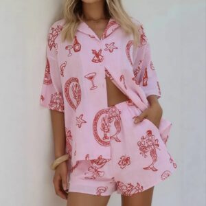 Roze co-ord set met oversized blouse en short met rode vakantieprint, casual zomerlook – By Jeanny