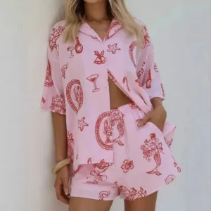 Roze co-ord set met oversized blouse en short met rode vakantieprint, casual zomerlook – By Jeanny