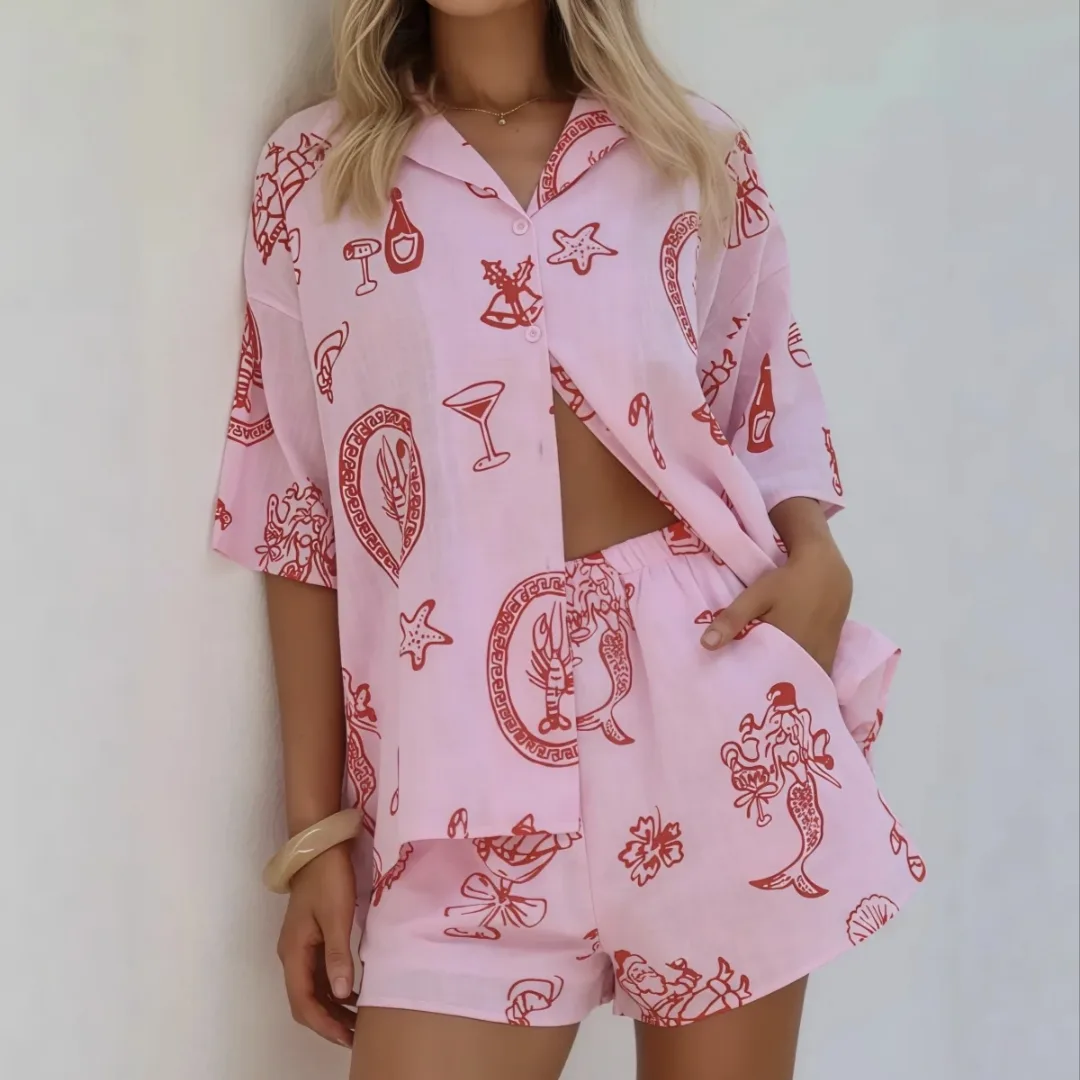 Roze co-ord set met oversized blouse en short met rode vakantieprint, casual zomerlook – By Jeanny