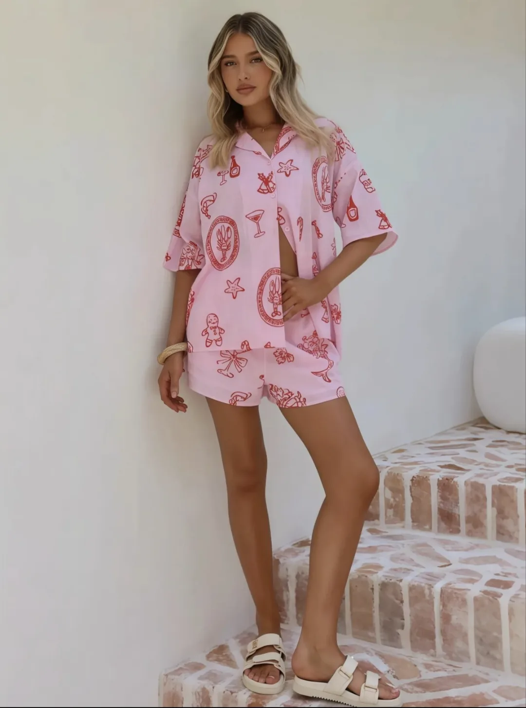 Roze co-ord set met oversized blouse en short met rode vakantieprint, casual zomerlook – By Jeanny