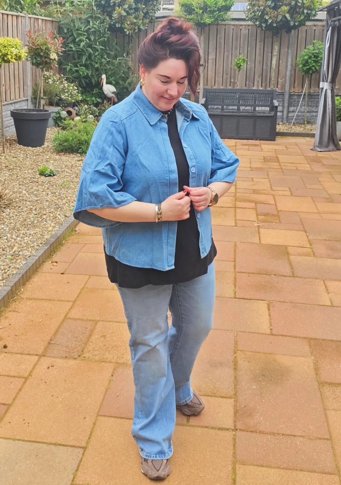 Oversized blauwe denim blouse met wijde mouwen en naaddetails, streetstyle look – By Jeanny