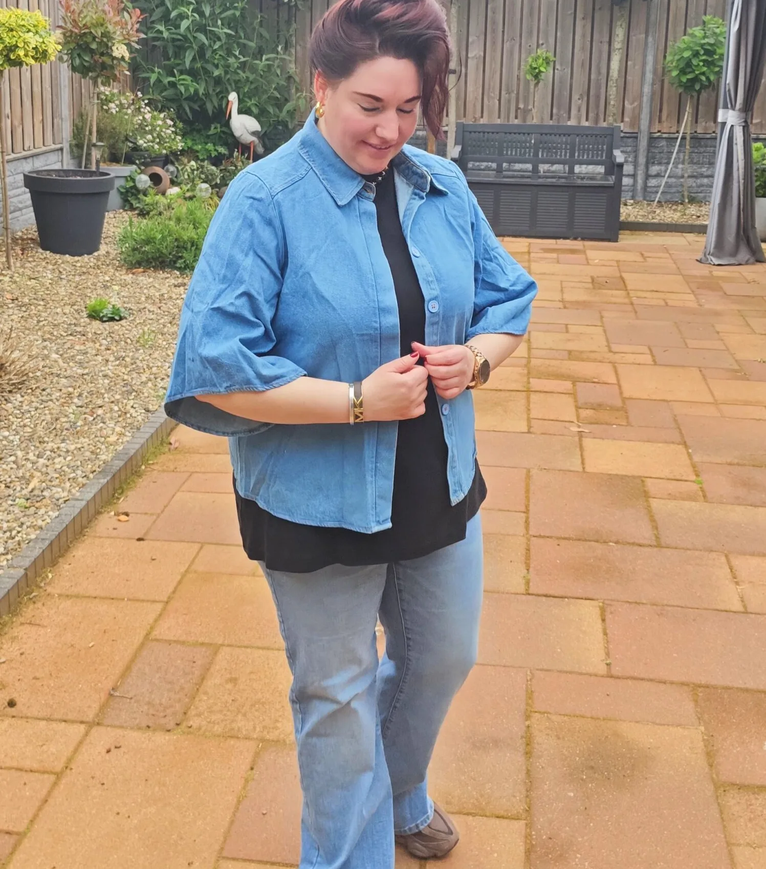 Oversized blauwe denim blouse met wijde mouwen en naaddetails, streetstyle look – By Jeanny
