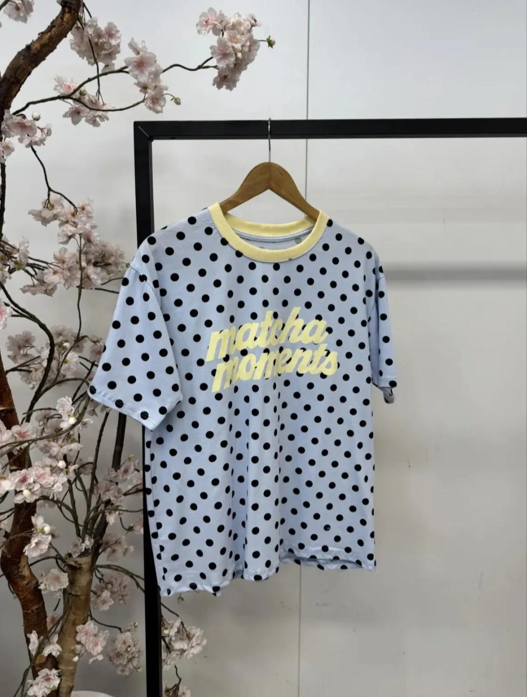 Polka dot T-shirt ‘Matcha Moment’ van 100% katoen, licht oversized fit – By Jeanny