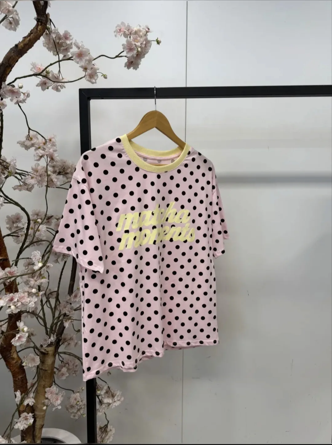 Polka dot T-shirt ‘Matcha Moment’ van 100% katoen, licht oversized fit – By Jeanny