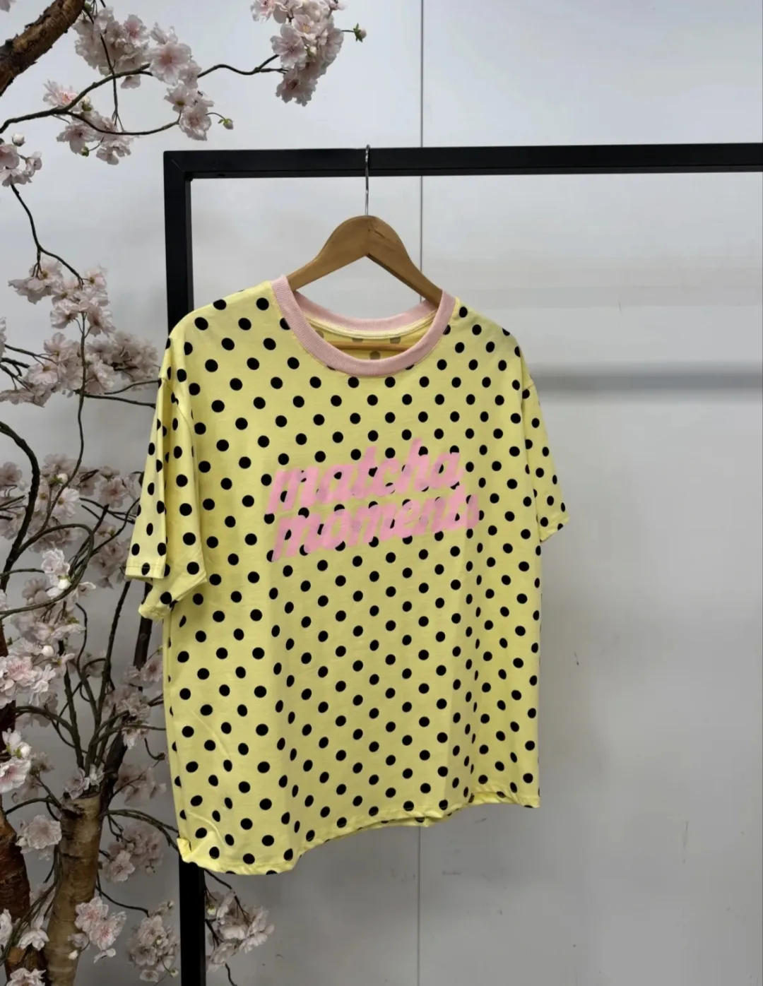 Polka dot T-shirt ‘Matcha Moment’ van 100% katoen, licht oversized fit – By Jeanny