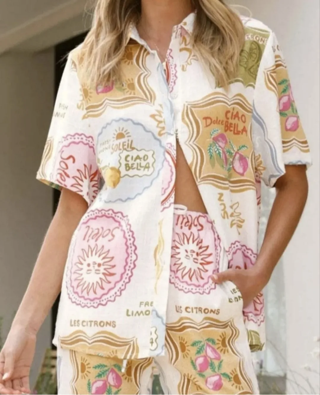 Zomerse printed co-ord set met short sleeve shirt en bijpassende broek, relaxed fit en mediterrane print – By Jeanny