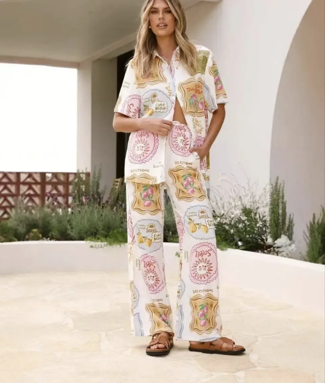 Zomerse printed co-ord set met short sleeve shirt en bijpassende broek, relaxed fit en mediterrane print – By Jeanny