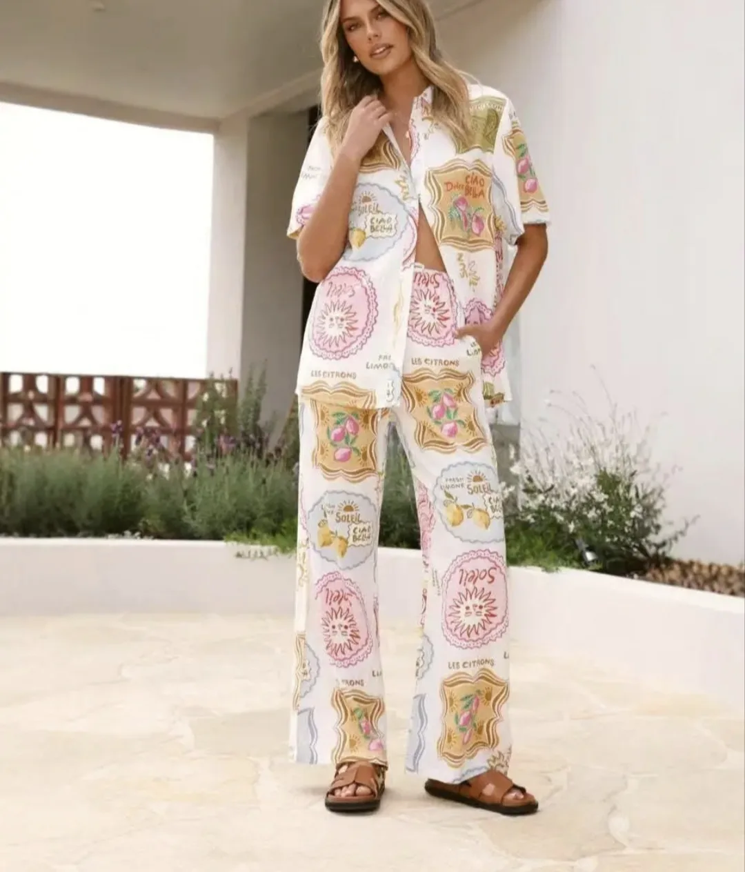 Zomerse printed co-ord set met short sleeve shirt en bijpassende broek, relaxed fit en mediterrane print – By Jeanny