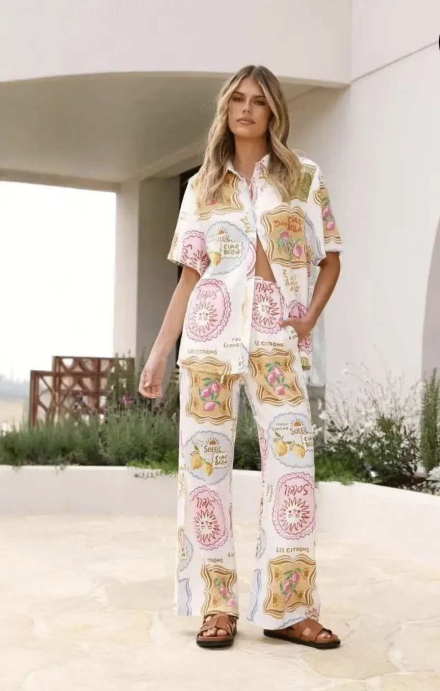 Zomerse printed co-ord set met short sleeve shirt en bijpassende broek, relaxed fit en mediterrane print – By Jeanny