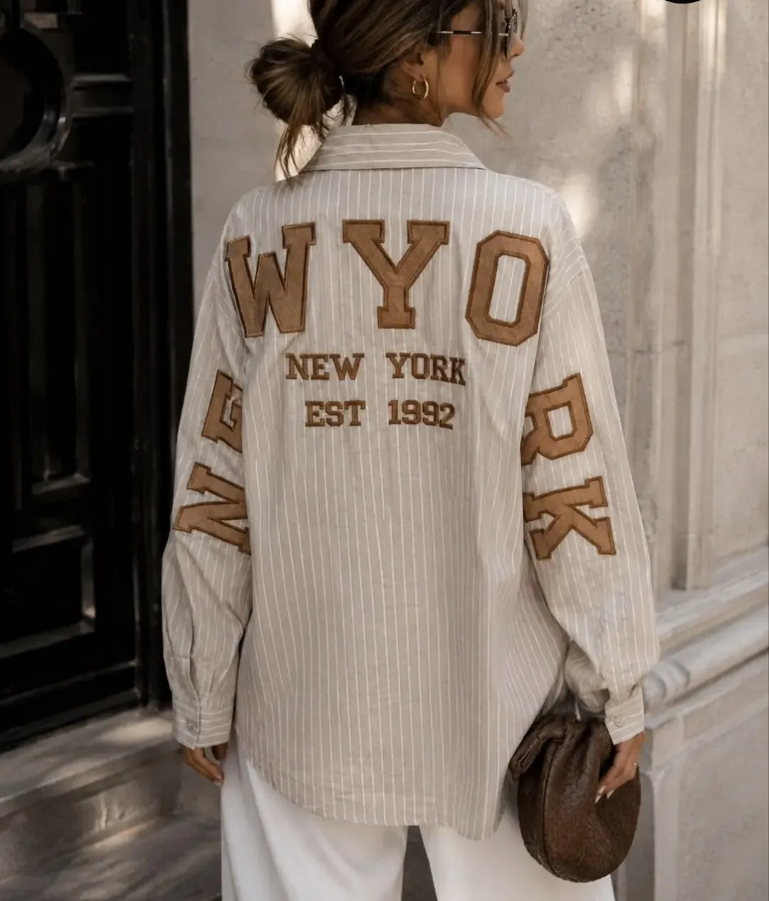 Beige taupe oversized New York blouse met imitatie suède letters op rug en mouwen – By Jeanny