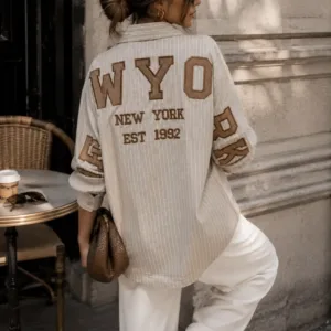 Beige taupe oversized New York blouse met imitatie suède letters op rug en mouwen – By Jeanny