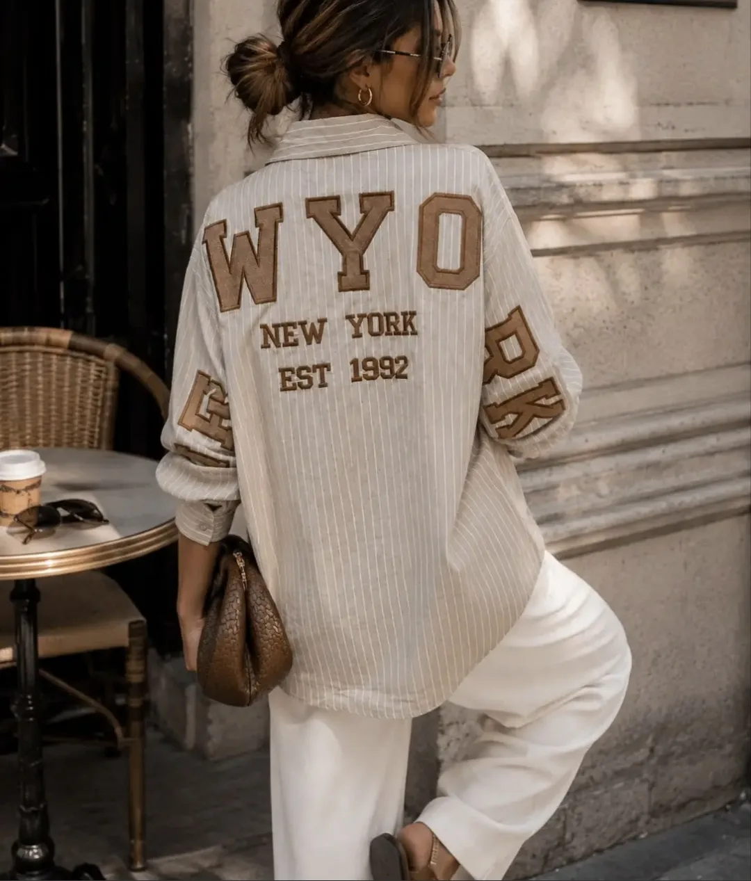Beige taupe oversized New York blouse met imitatie suède letters op rug en mouwen – By Jeanny