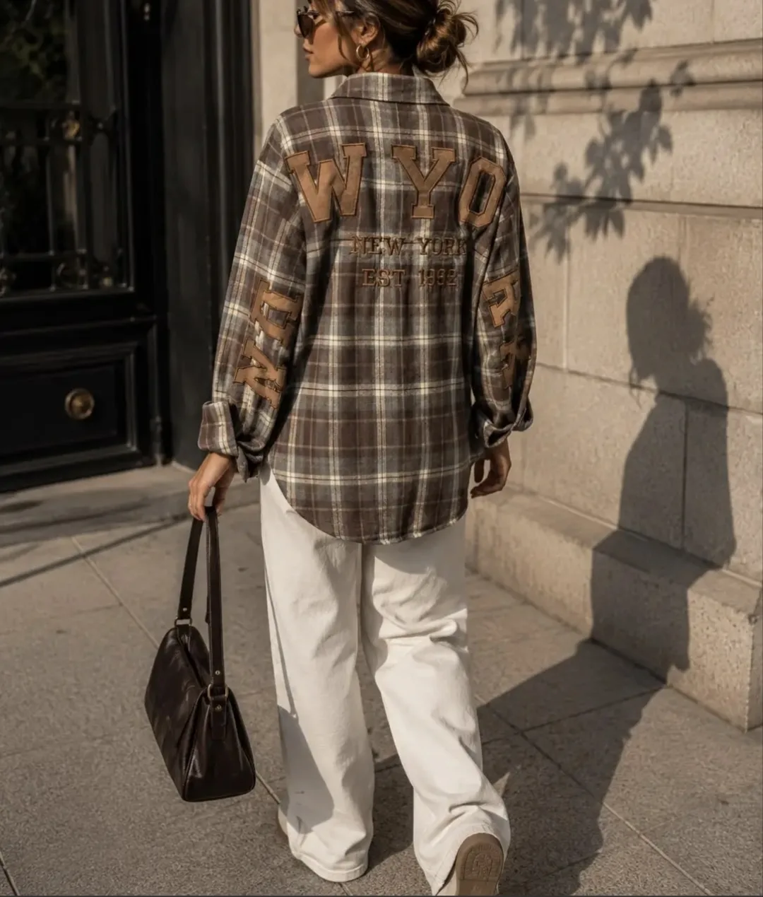 Chocoladebruine oversized ruitblouse met New York-details in imitatie suède – By Jeanny