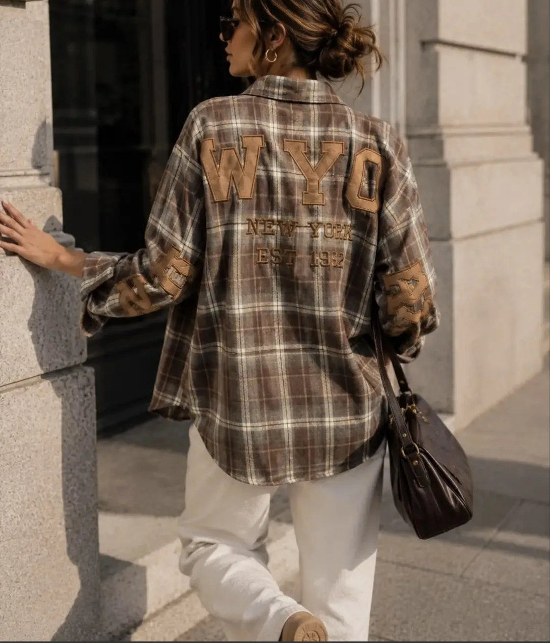 Chocoladebruine oversized ruitblouse met New York-details in imitatie suède – By Jeanny