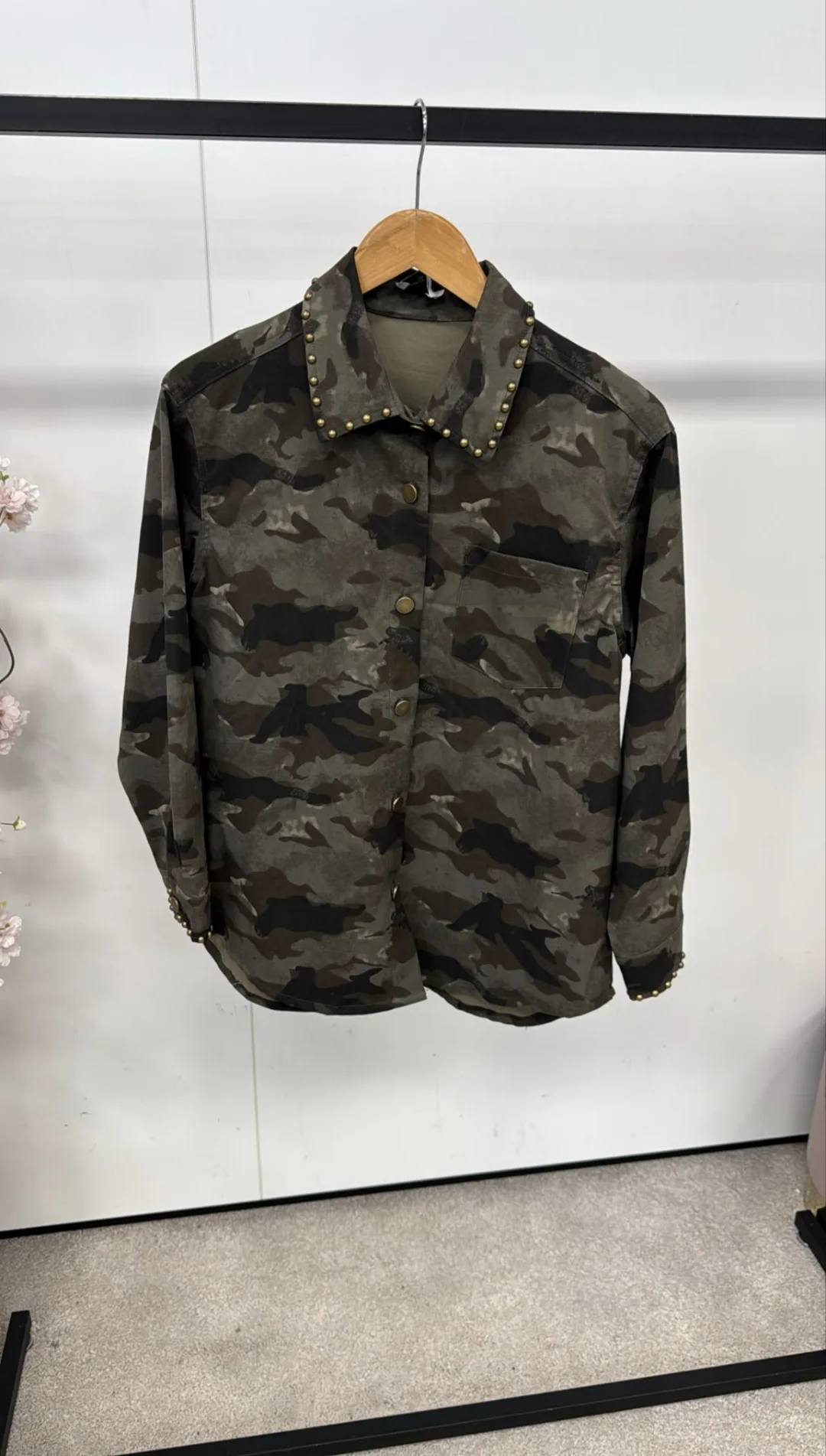 Groene army camo oversized blouse met knoopsluiting en borstzakje – By Jeanny