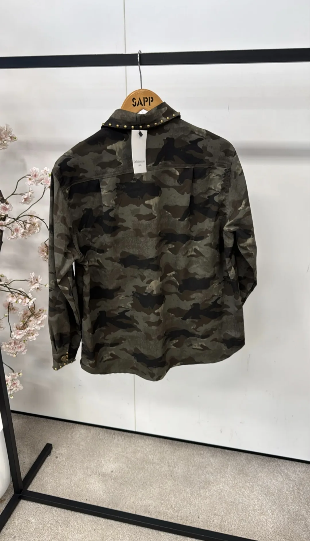 Groene army camo oversized blouse met knoopsluiting en borstzakje – By Jeanny
